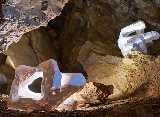Sochařská výstava Postmineral v Zbrašovských jeskyních, léto 2025