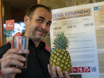 Výstava Světlo sklem Ondřeje Strnadela, léto 2023